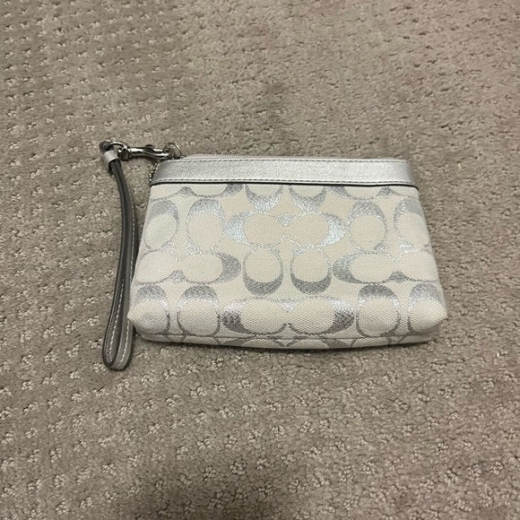 Coach silver wristlet in excellent condition - Picture 3 of 5